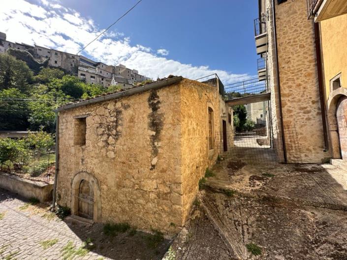 Image No.4-4 Bed Property for sale