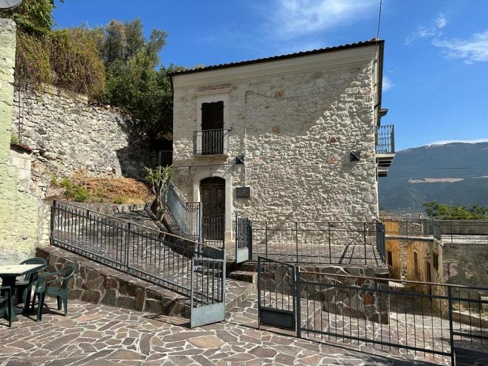 Image No.27-4 Bed Property for sale