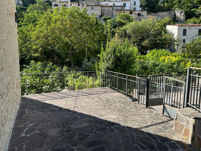 Image No.5-2 Bed House for sale