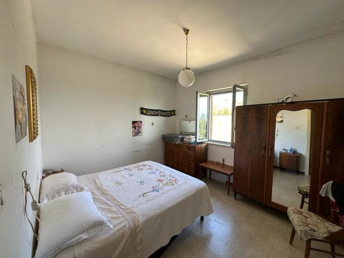 Image No.13-4 Bed Property for sale