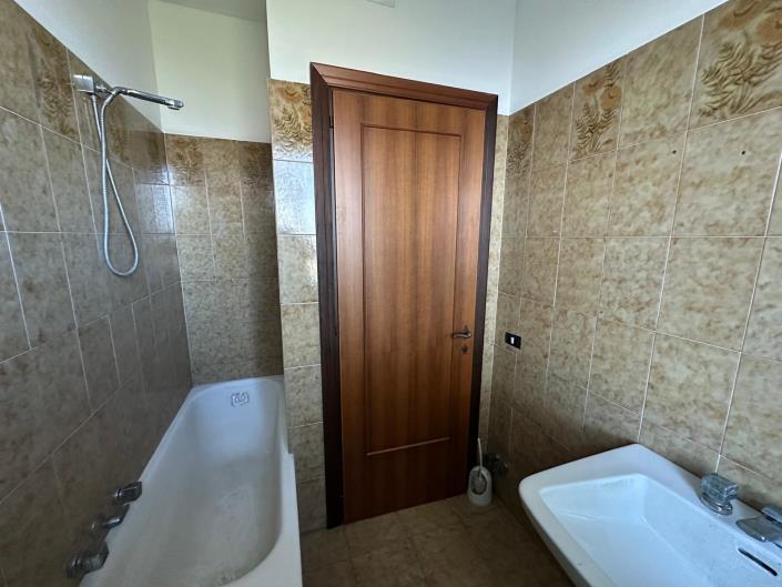 Image No.17-2 Bed Semi-Detached for sale