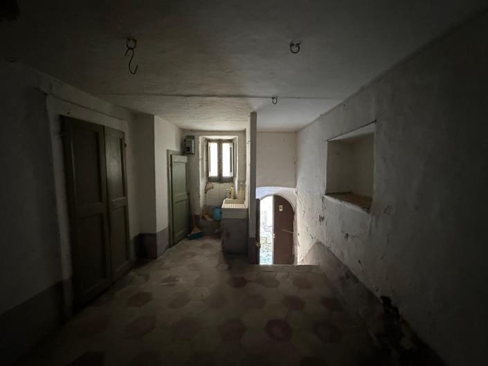 Image No.16-5 Bed Property for sale