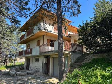 1 - Alanno, Property