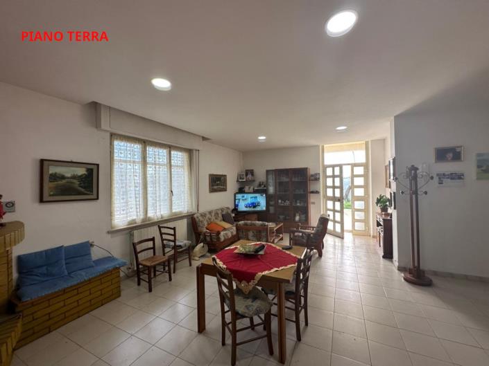 Image No.8-8 Bed Property for sale