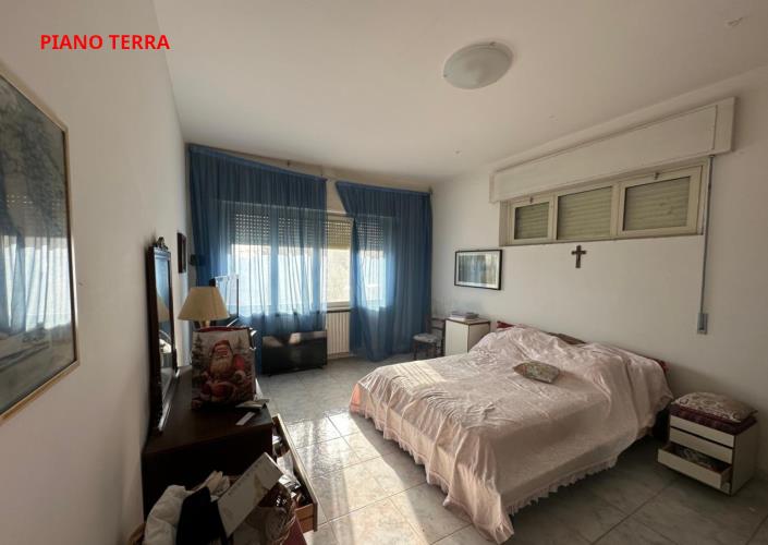 Image No.14-8 Bed Property for sale