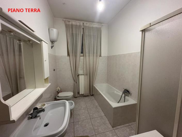 Image No.17-8 Bed Property for sale