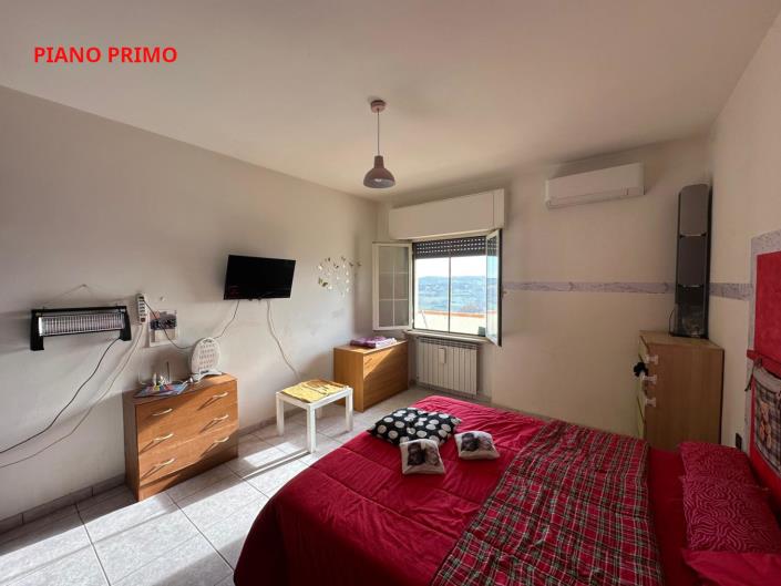 Image No.24-8 Bed Property for sale