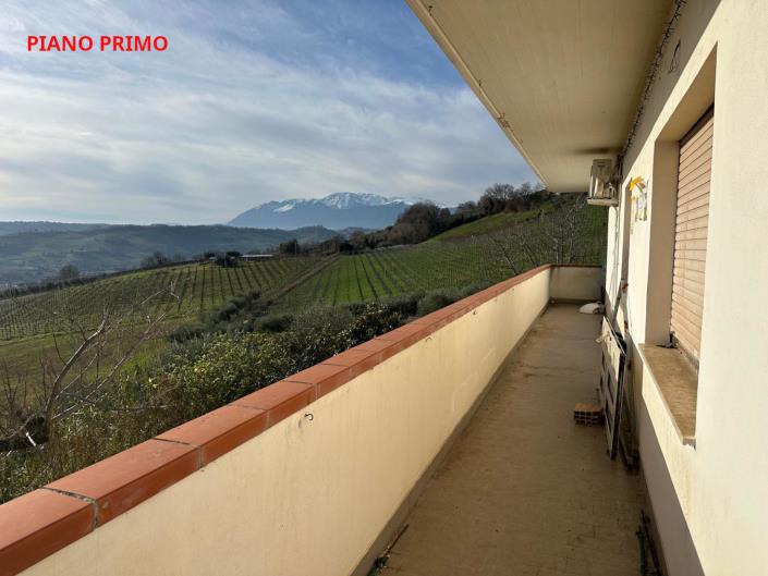 Image No.26-8 Bed Property for sale