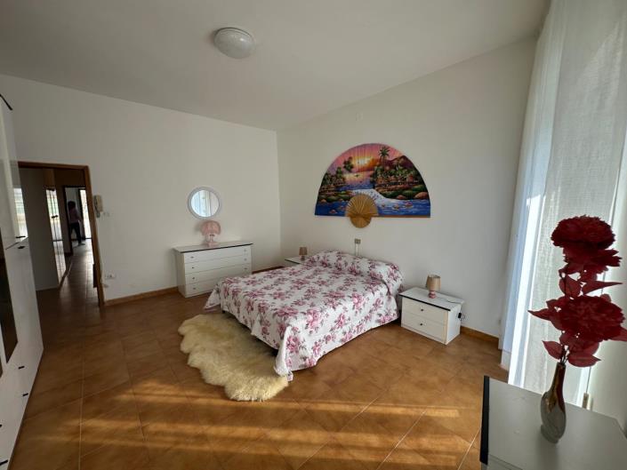 Image No.25-4 Bed Property for sale