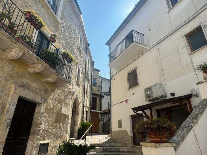 Image No.4-4 Bed Property for sale