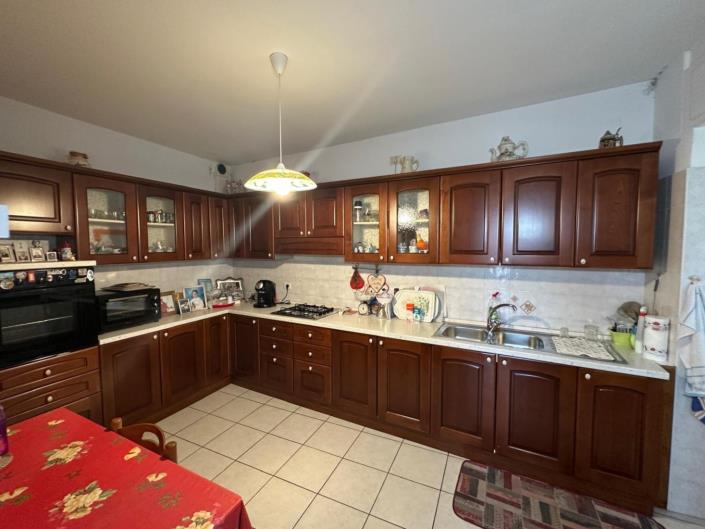 Image No.12-3 Bed Property for sale