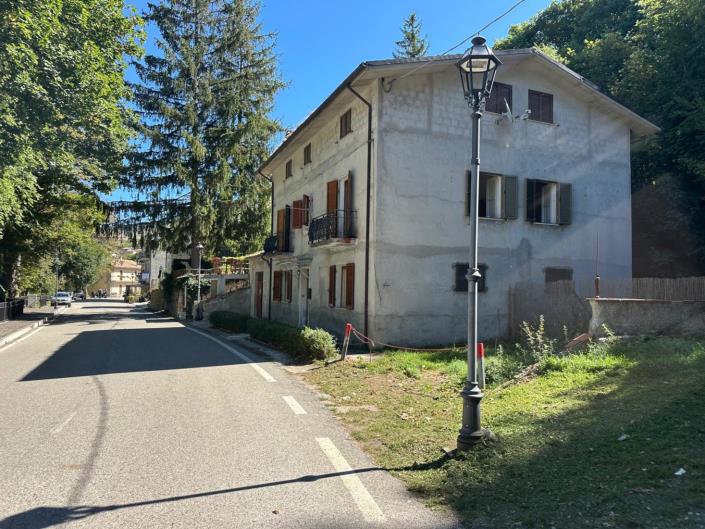 Image No.4-4 Bed Property for sale