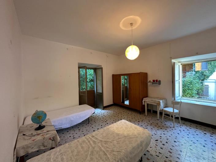 Image No.20-4 Bed Property for sale