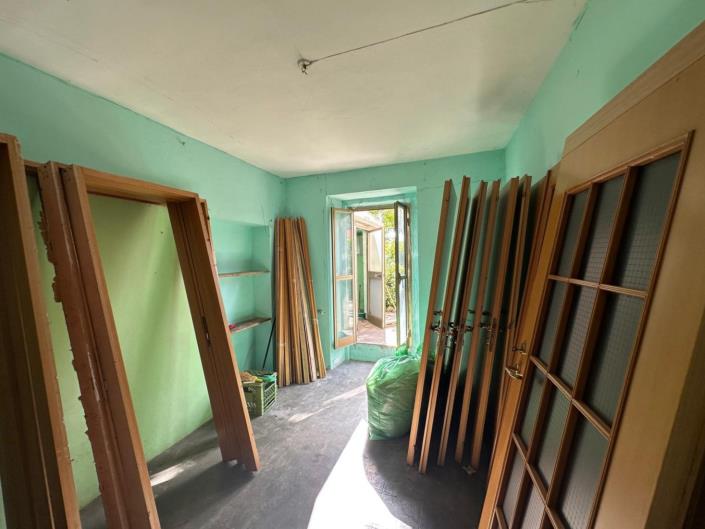 Image No.12-2 Bed Property for sale