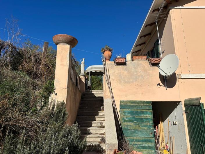 Image No.10-2 Bed Property for sale