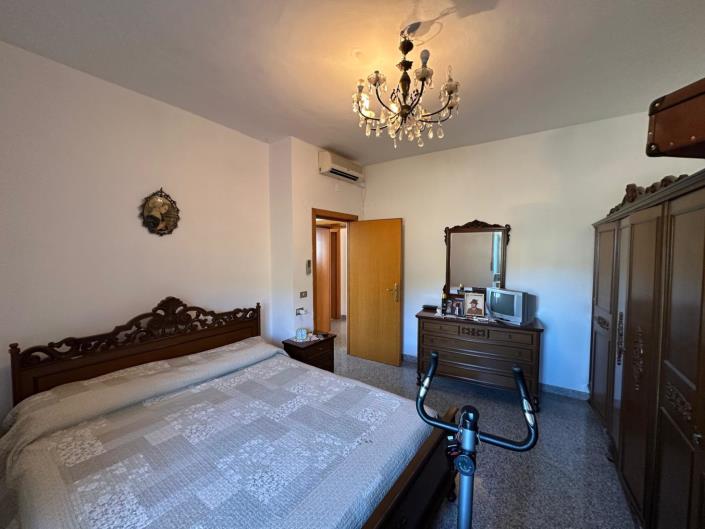 Image No.15-2 Bed Semi-Detached for sale