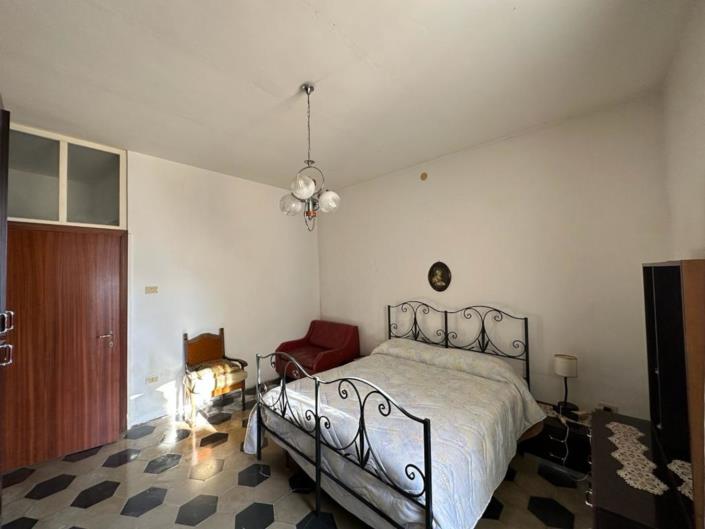 Image No.26-3 Bed Property for sale