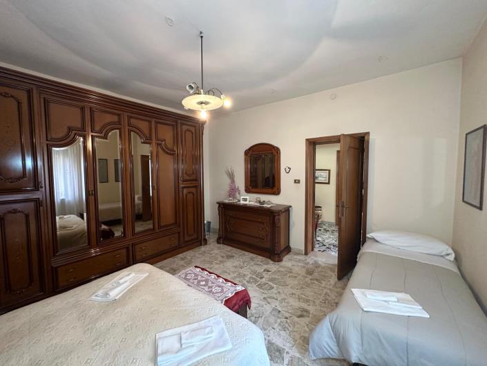 Image No.14-4 Bed Property for sale