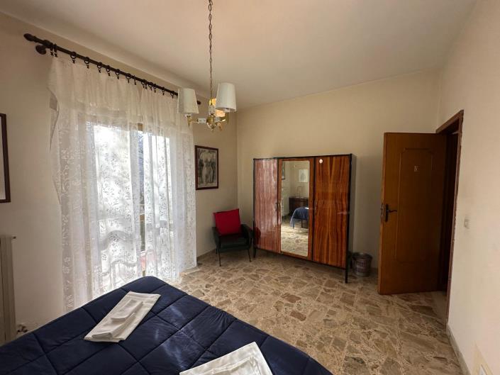 Image No.16-4 Bed Property for sale