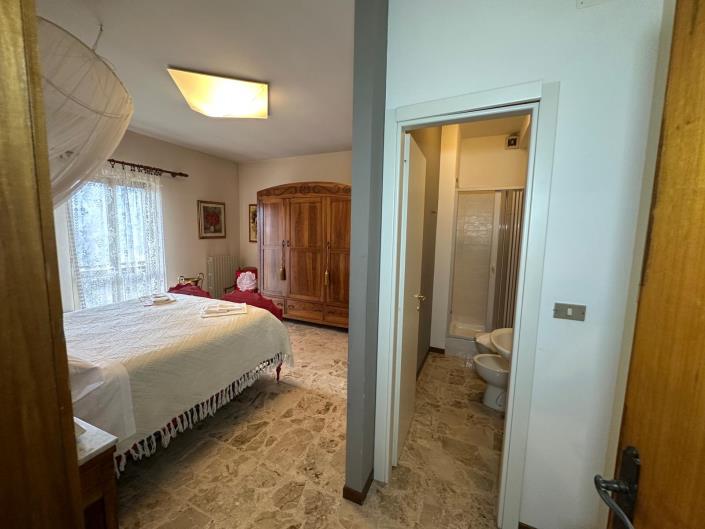 Image No.17-4 Bed Property for sale