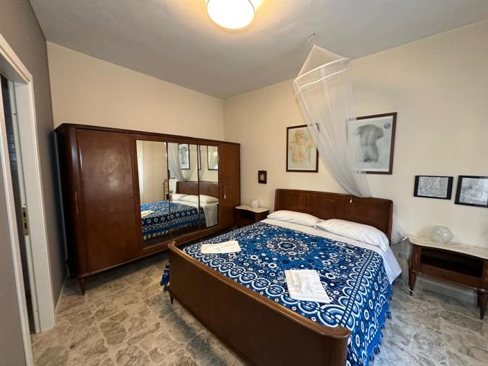 Image No.22-4 Bed Property for sale