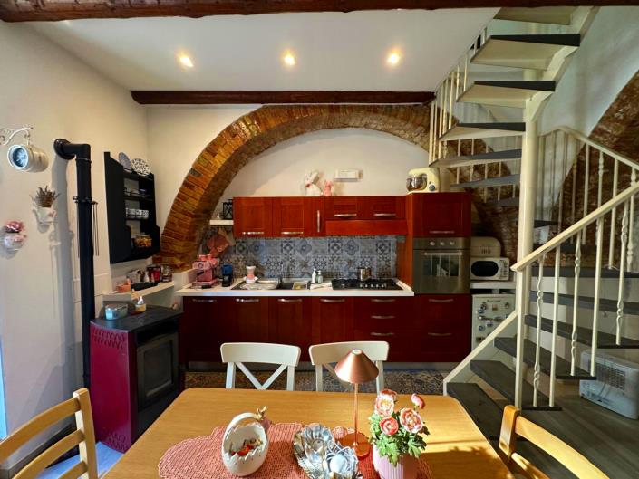 Castiglione a Causaria, Property