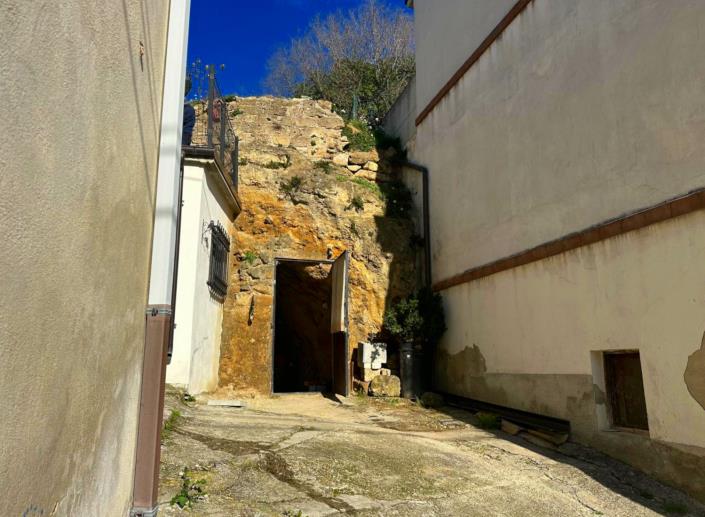 Image No.13-1 Bed Property for sale