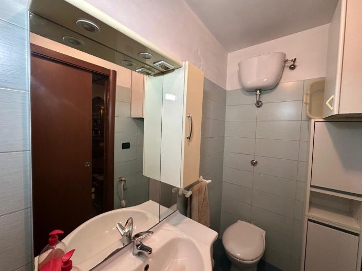 Image No.12-1 Bed Property for sale