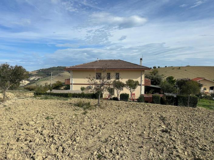 Image No.2-6 Bed Property for sale