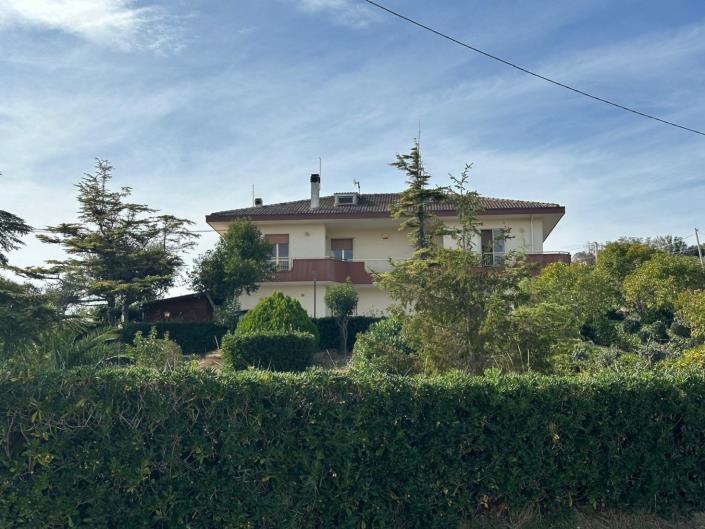 Image No.4-6 Bed Property for sale