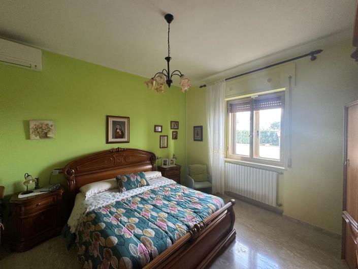 Image No.12-6 Bed Property for sale