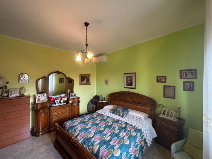 Image No.13-6 Bed Property for sale