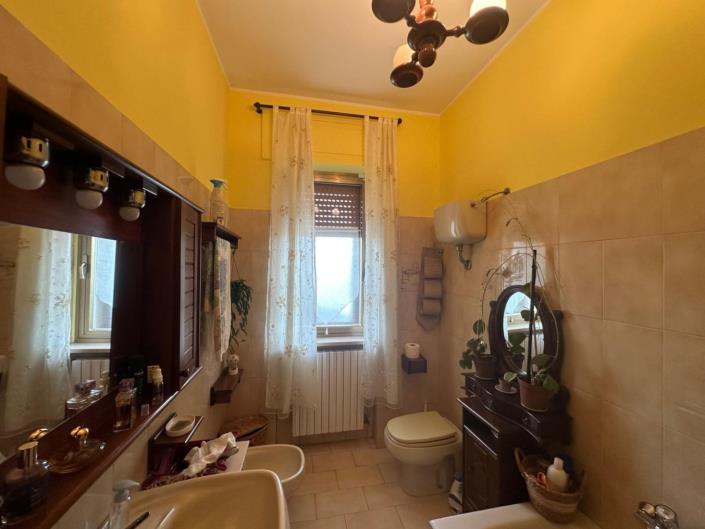 Image No.17-6 Bed Property for sale