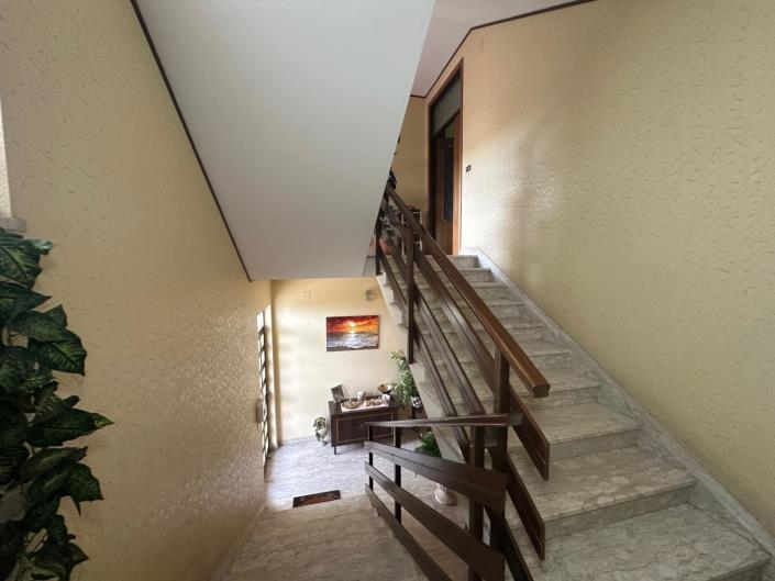 Image No.19-6 Bed Property for sale