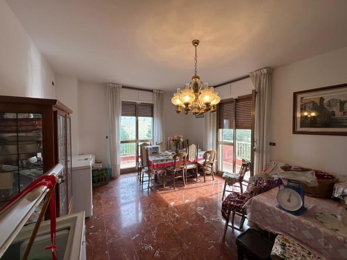 Image No.22-6 Bed Property for sale