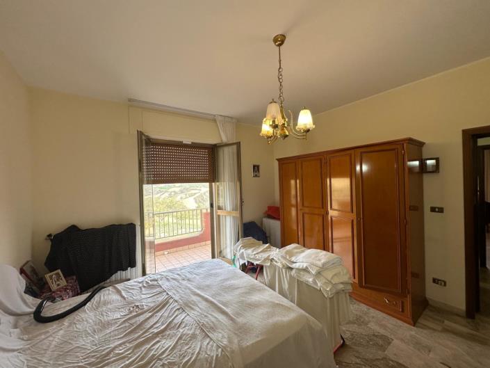 Image No.25-6 Bed Property for sale