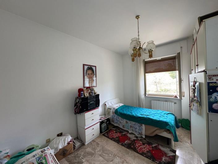 Image No.27-6 Bed Property for sale