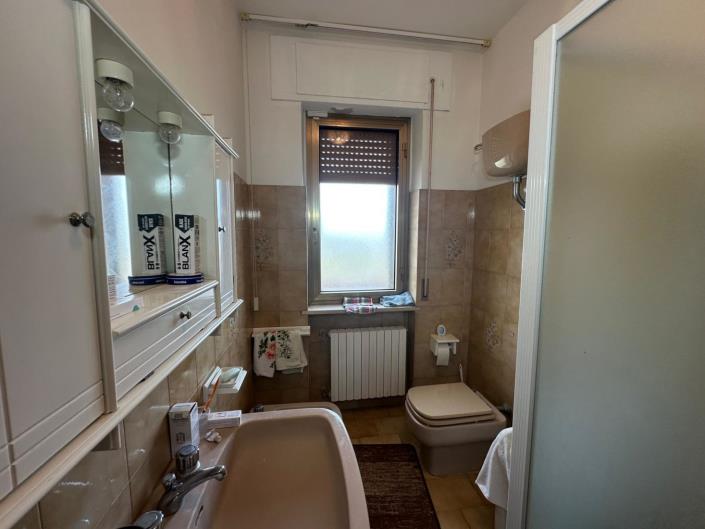 Image No.28-6 Bed Property for sale