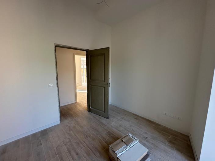 Image No.12-6 Bed Property for sale