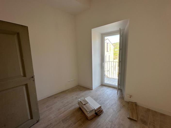 Image No.13-6 Bed Property for sale