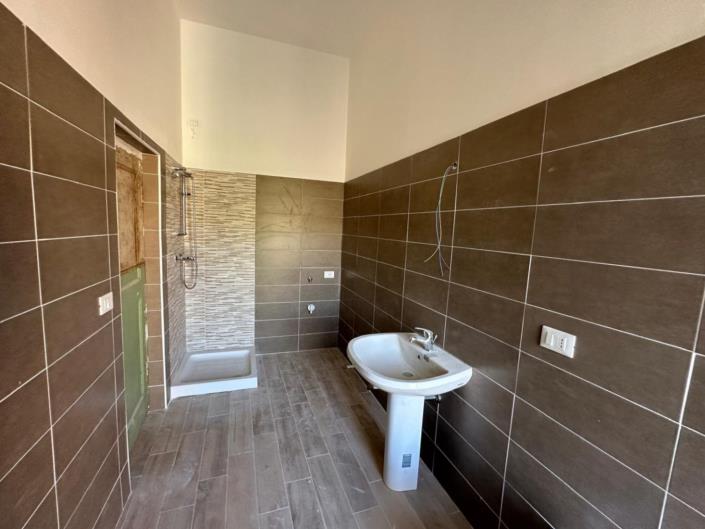 Image No.19-6 Bed Property for sale