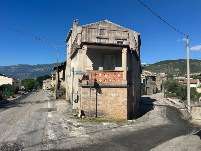 Image No.4-4 Bed Property for sale