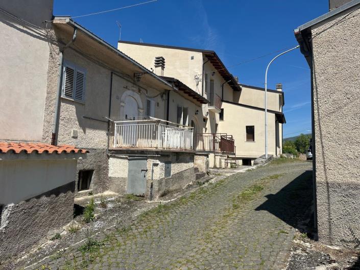 Image No.4-4 Bed Property for sale