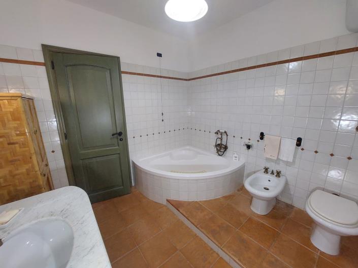 Image No.24-4 Bed Semi-Detached for sale