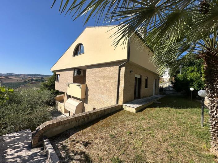 Image No.2-4 Bed Villa / Detached for sale
