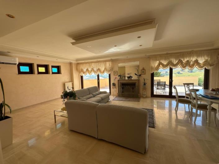 Image No.10-4 Bed Villa / Detached for sale