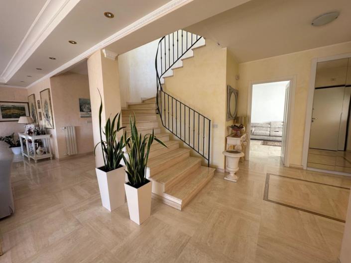 Image No.17-4 Bed Villa / Detached for sale