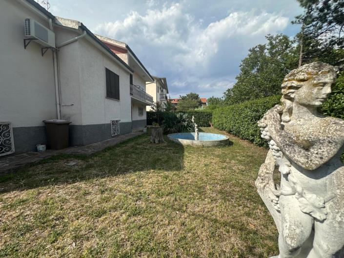 Image No.3-4 Bed Property for sale