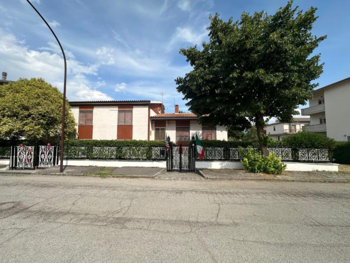 Image No.4-4 Bed Property for sale