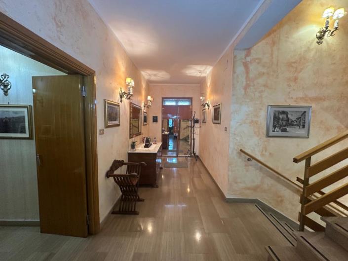Image No.17-4 Bed Property for sale